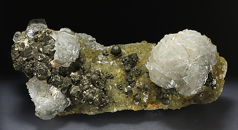 Calcite with Pyrite et Fluorite.