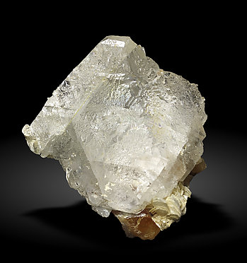 Fluorite (octahedral) with Scheelite and Muscovite. Front / Photo: Joaquim Calln