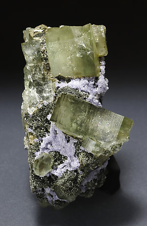 Fluorapatite with Fluorite, Arsenopyrite and Muscovite. Photo: Joaquim Calln