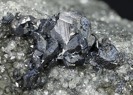 Chalcocite with Calcite and Pyrite. Detail / Photo: Joaquim Calln