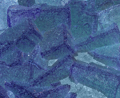 Fluorita bicolor con Cuarzo. Foto con luz LED intensa