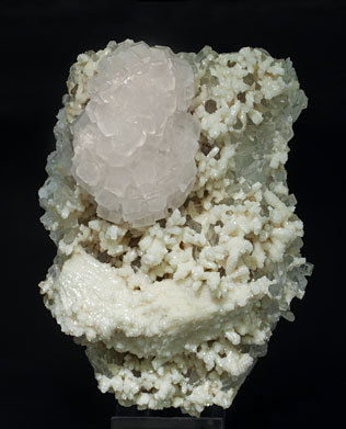 Calcite with Dolomite (perimorphose) and Quartz.