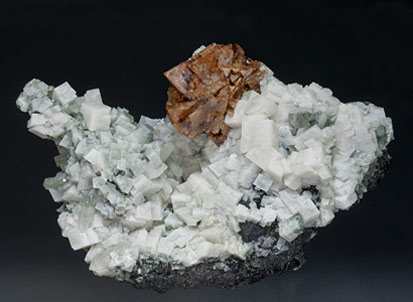 Genthelvita con Magnetita, Cuarzo, Fluorita, Arsenopirita y Calcita-Dolomita. Vista lateral