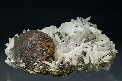 Genthelvite with Quartz, Calcite and Chlorite.