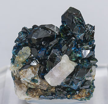 Fluorapatite with Lazulite, Quartz and Siderite. 