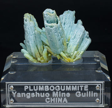 Pyromorphite with Plumbogummite. Front