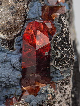 Rhodochrosite with manganese oxides. Filtered light