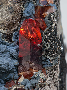 Rhodochrosite with manganese oxides. Non-filtered light