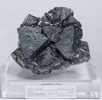 Ilvaite with octahedral Fluorite and Quartz. 