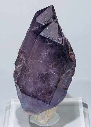 Quartz (variety amethyst) scepter and doubly terminated. Front
