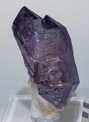 Quartz (variety amethyst) scepter and doubly terminated. Side