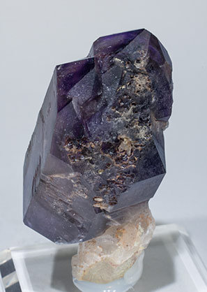 Quartz (variety amethyst) scepter and doubly terminated. Side