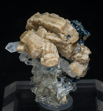 Whiteite-(CaMnMg) with Lazulite and Quartz.