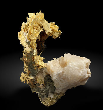 Gold (variety electrum) with Calcite. Photo: Joaquim Calln