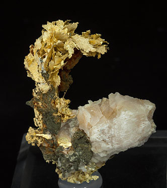 Oro (variedad electrum) con Calcita. Vista frontal