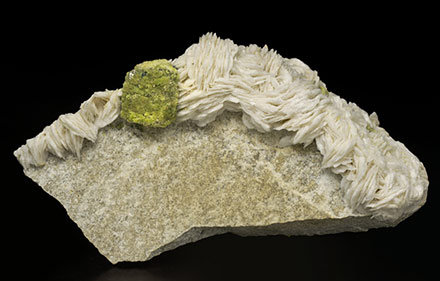 Mimetite coating Galena and with Baryte. 