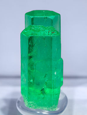 Beryl (variety emerald). Front (white background)