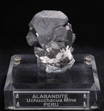 Alabandite with Calcite. Front / Photo: Joaquim Calln