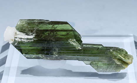 Doubly terminated Diopside with Albite. Rear