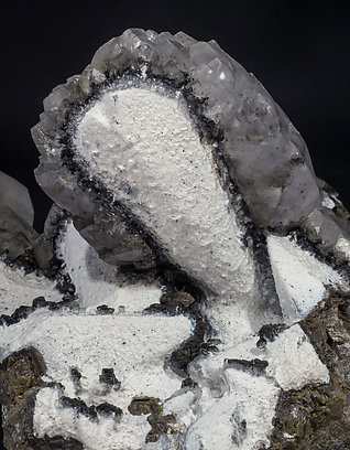 Twinned Calcite with Calcite, Palygorskite and manganese oxides. 