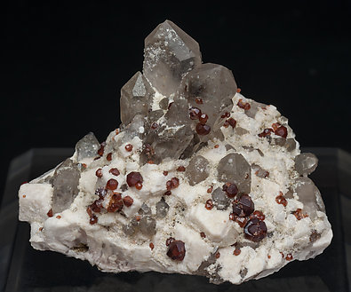 Granate con Cuarzo (variedad ahumado) y Microclina. 