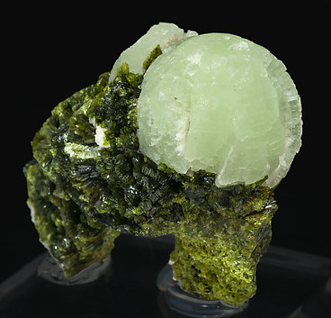 Prehnite with Epidote. Side