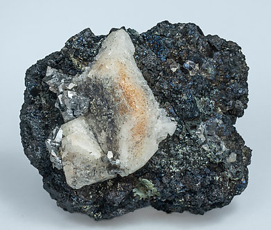 Scheelite with Molybdenite, Arsenopyrite and Magnetite. Side