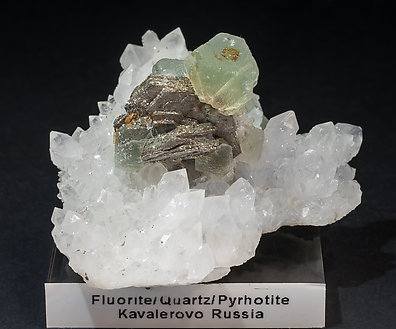Fluorita octaedrica con Cuarzo y Pirita pseudo Pirrotita. 