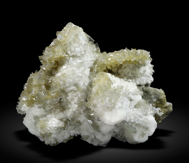 Baryte with Calcite, Dolomite and Fluorite. Front / Photo: Joaquim Calln