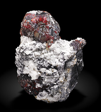 Sphalerite with Dolomite and Siderite. Front with light behind / Photo: Joaquim Calln 