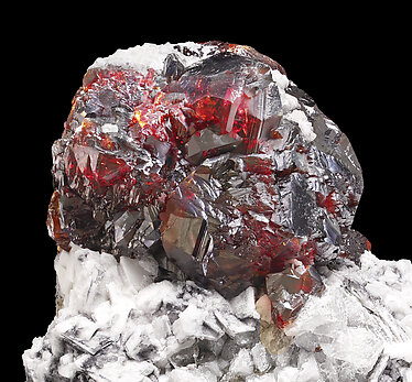 Sphalerite with Dolomite and Siderite. Detail with light behind / Photo: Joaquim Calln