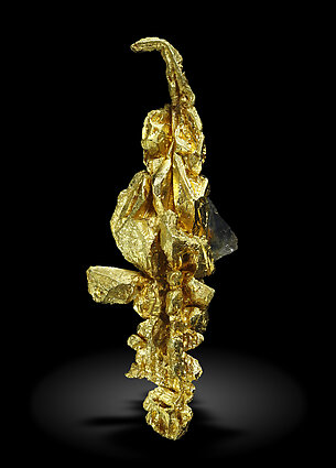 Gold (spinel twin) with Quartz. Front / Photo: Joaquim Calln