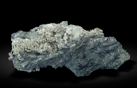 Silver with Lllingite and Calcite. Front / Photo: Joaquim Calln