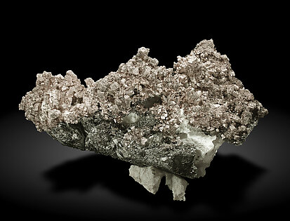 Silver with Silver (variety amalgamate - Hg-bearing), Lllingite and Calcite. Front / Photo: Joaquim Calln