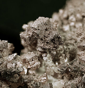 Silver with Silver (variety amalgamate - Hg-bearing), Lllingite and Calcite. Detail / Photo: Joaquim Calln