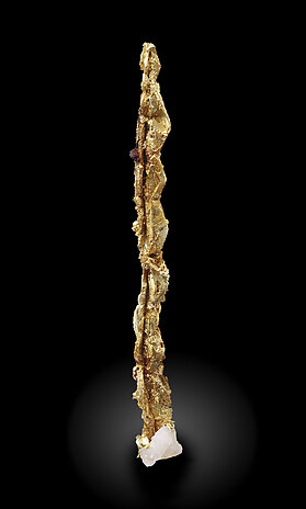 Oro (macla de la espinela) con Cuarzo. Vista lateral / Foto: Joaquim Calln