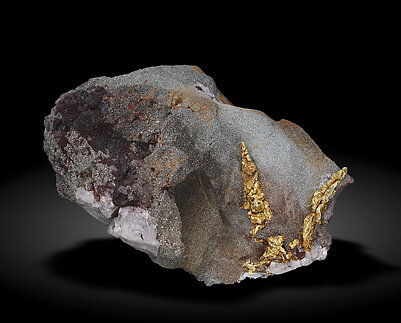 Gold with Quartz and Pyrite. Front / Photo: Joaquim Calln