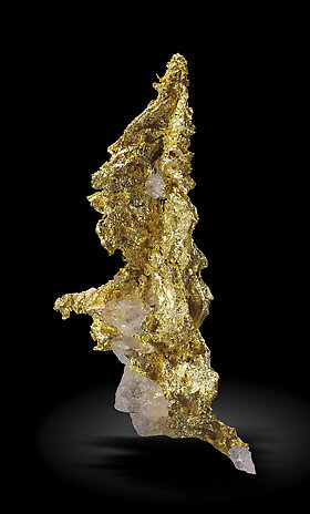 Gold (spinel twin) with Quartz. Rear / Photo: Joaquim Calln