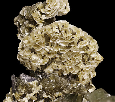 Fluorapatite with Siderite, Arsenopyrite and Muscovite. Detail / Photo: Joaquim Calln