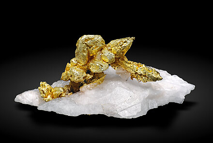 Gold (spinel twin) on Quartz. Rear / Photo: Joaquim Calln
