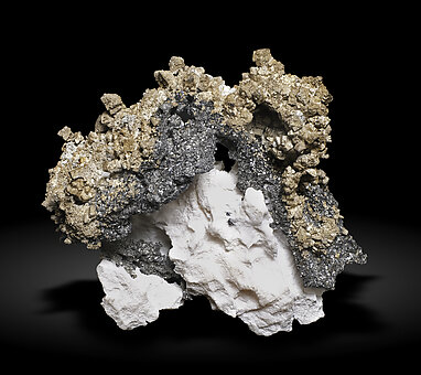Silver with Silver (variety amalgamate), Lllingite and Calcite. Front / Photo: Joaquim Calln