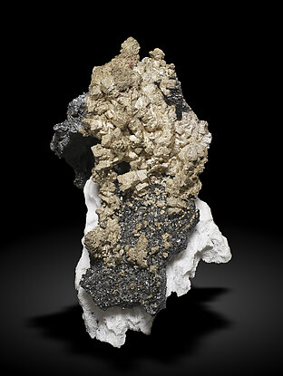 Silver with Silver (variety amalgamate), Lllingite and Calcite. Side / Photo: Joaquim Calln