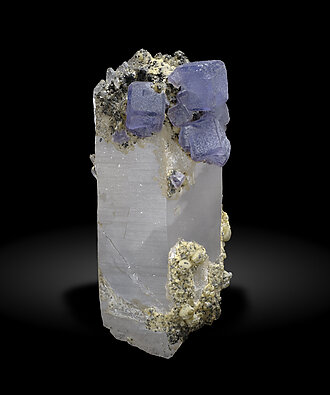 Fluorite with Quartz, Siderite, Pyrite and Ferberite. Front / Photo: Joaquim Calln