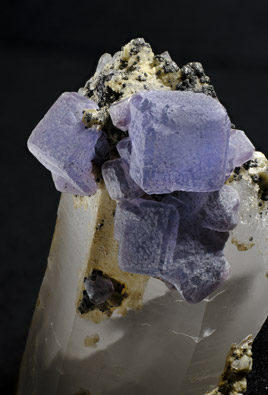 Fluorite with Quartz, Siderite, Pyrite and Ferberite. Detail / Photo: Joaquim Calln