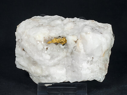 Gold (spinel twin) on Quartz. Side