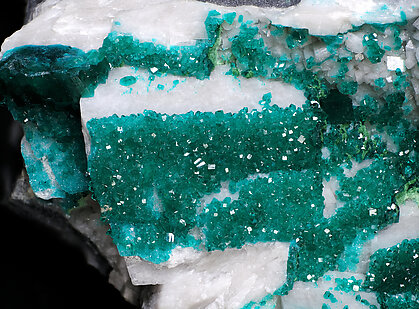 Dioptase on Dolomite and with Cerussite. Detail / Photo: Joaquim Calln