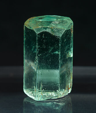 Beryl (variety emerald). Rear