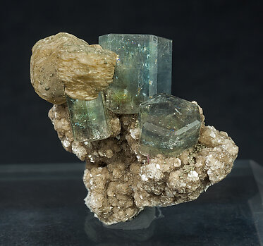 Fluorapatite with Siderite and Muscovite. Side