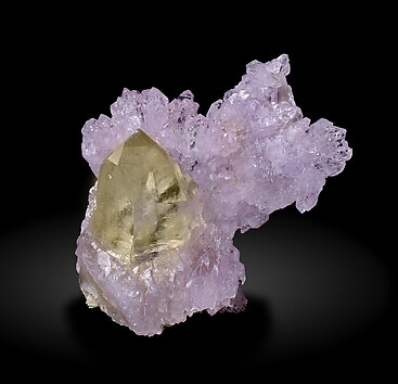 Quartz (variety rose quartz) on Quartz (variety smoky quartz). Side / Photo: Joaquim Calln