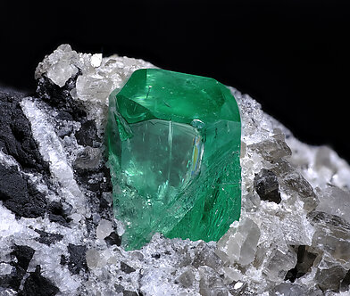 Beryl (variety emerald) on Calcite. Detail / Photo: Joaquim Calln